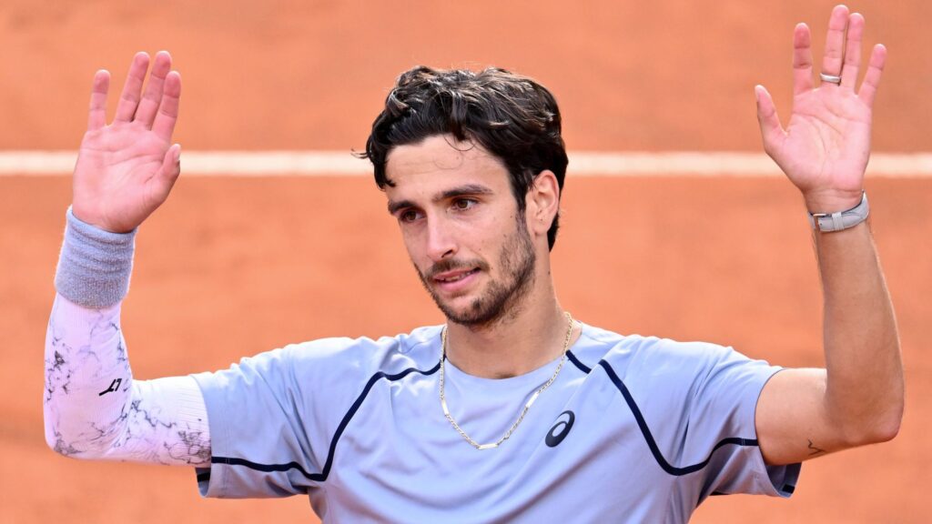 Lorenzo Musetti saluta il pubblico di Roma (foto dal web)